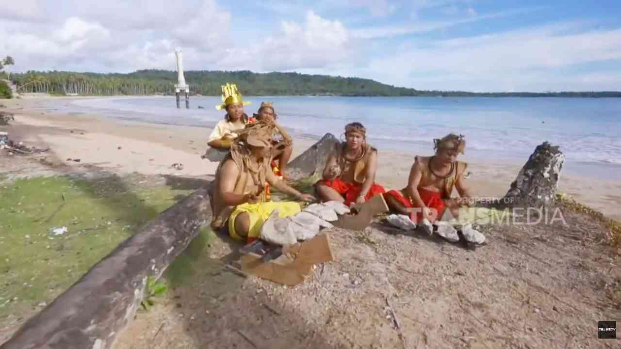 Informasi Wisata Indonesia dan Luar Negeri : 
					Feta Batu Nias Selatan, Keajaiban Alat Musik Batu di Desa Bawomataluo
					