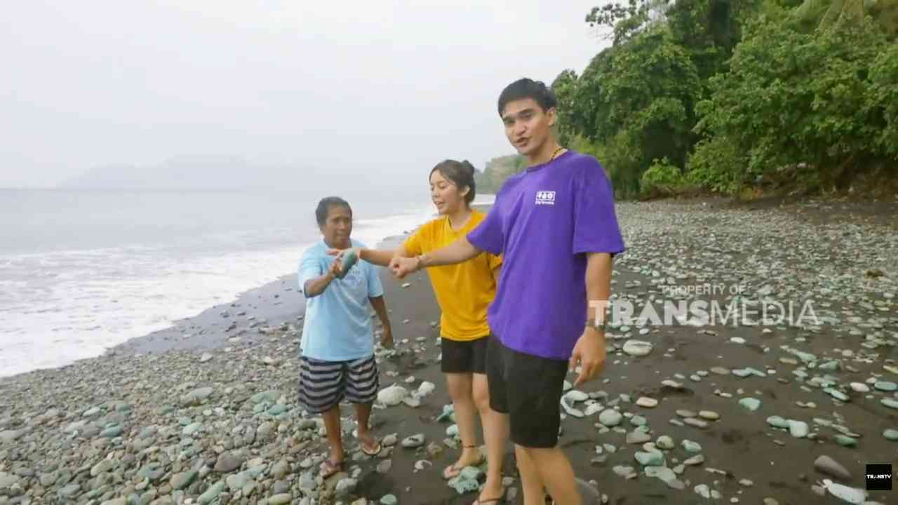 
					Pesona Pantai Batu Biru di Desa Penggajawa Dipenuhi Batu-batuan Cantik
					