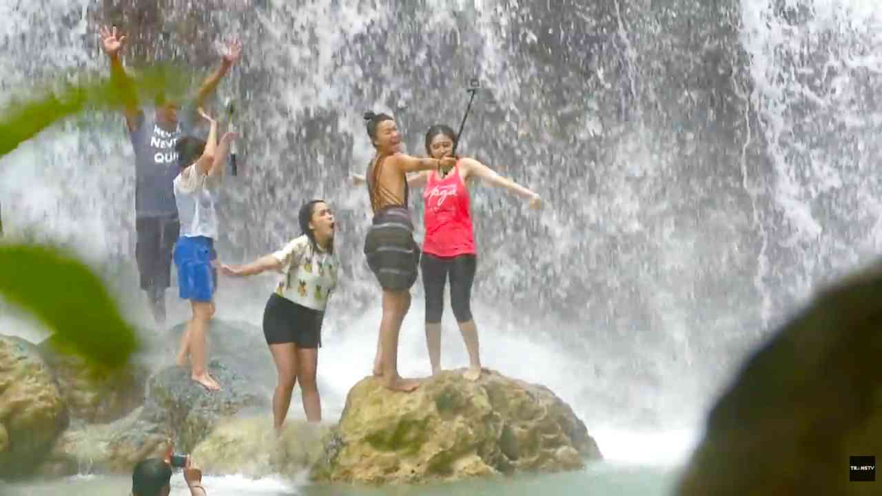 
					Keindahan Air Terjun Lapopu Sumba yang Wajib Dilihat dan Dihayati
					