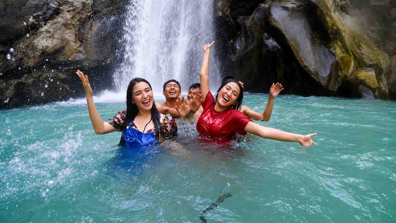 
					Air Terjun Mangku Sakti, Pesona Ngarai Batu Vulkanik di Kaki Gunung Rinjani
					