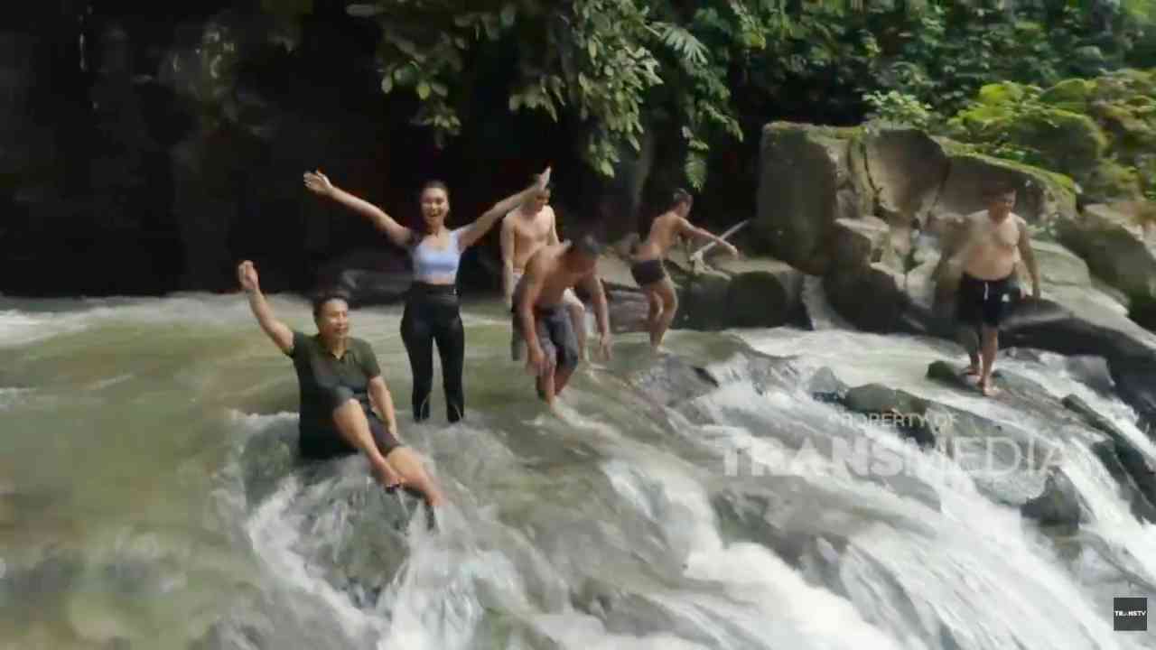 
					 Pesona Unik Air Terjun Rangreng Gianyar dengan Aliran Air di Tebing Landai
					