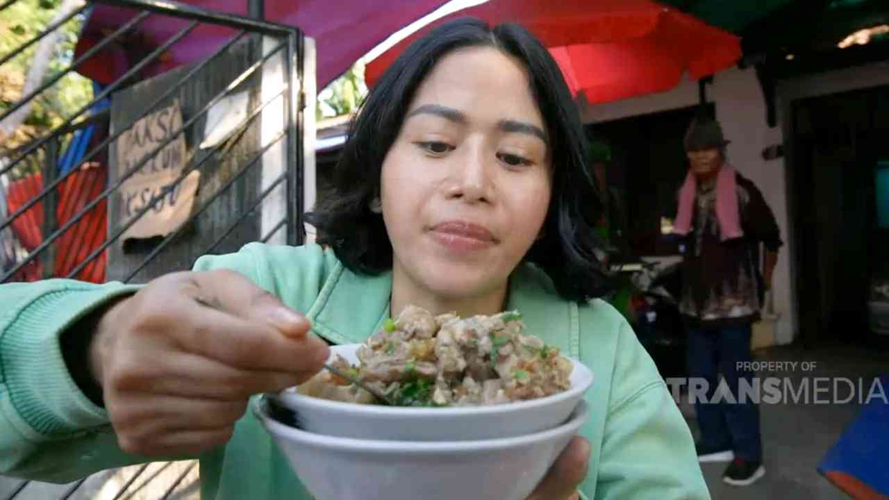 
					Bakso Si Jangkung Duri Kepa, Legenda Kuliner di Area Pemakaman
					