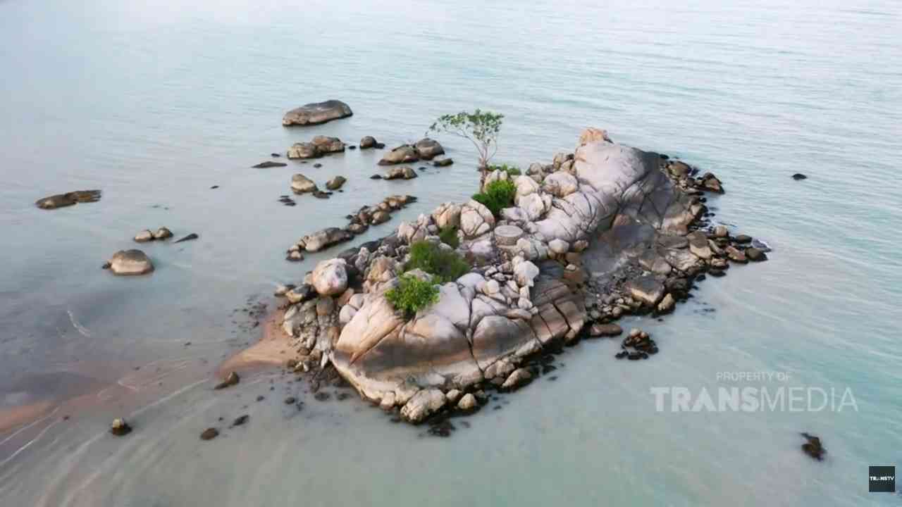 
					Keelokan Pantai Batu Bedaun, Pulau Batu Granit Berusia Ratusan Tahun
					
