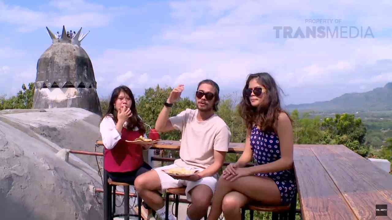 
					Magisnya Gereja Ayam, Menelusuri Jejak Spiritual dari Ketinggian Bukit Rhema
					