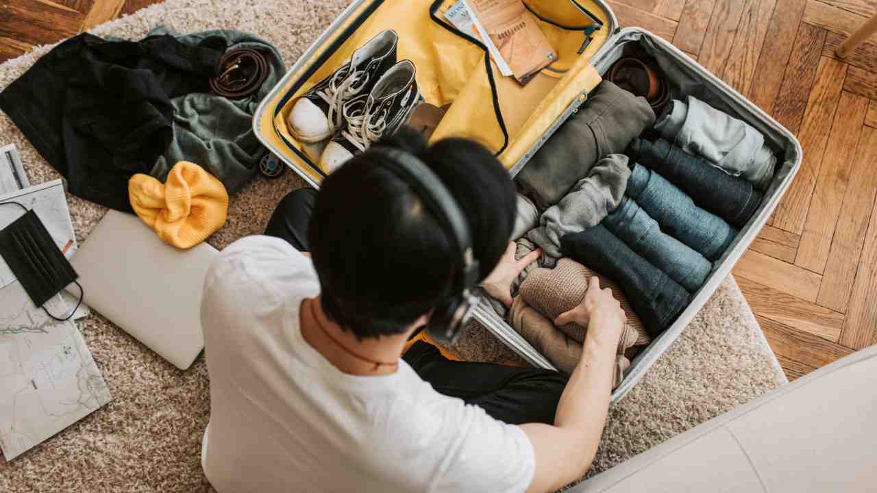 Begini Cara Packing Baju di Koper yang Efisien