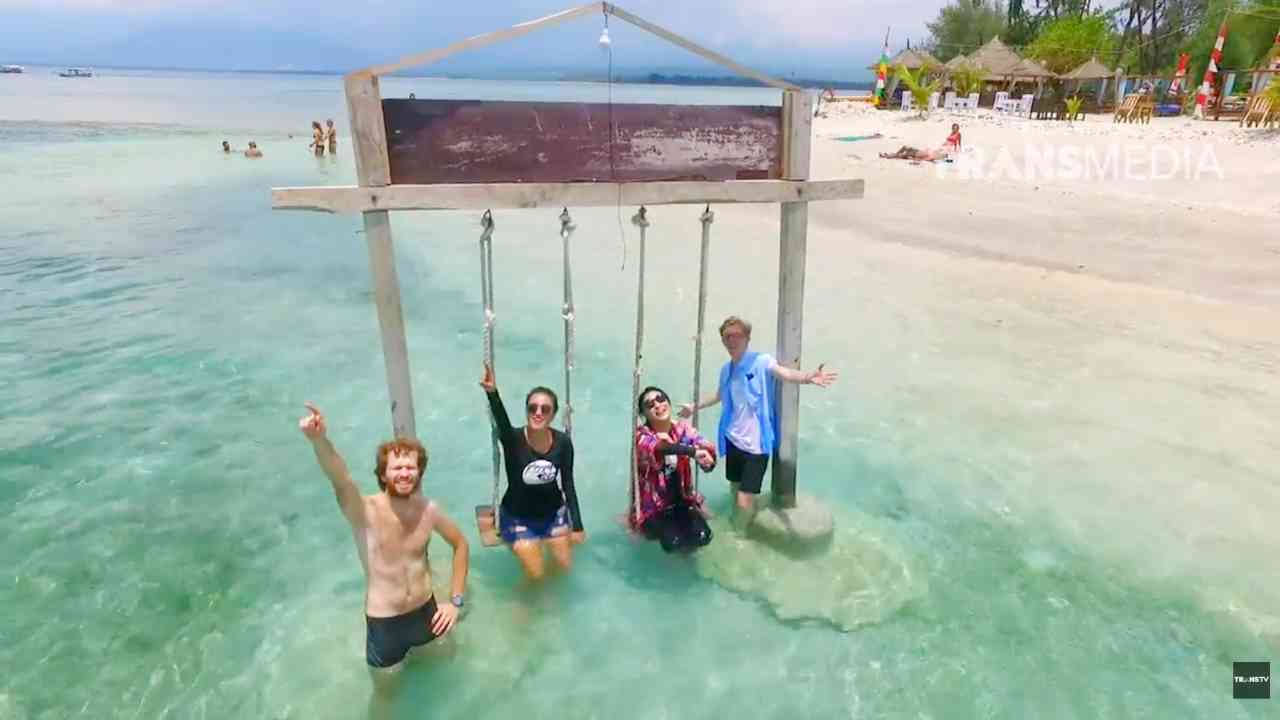 
					Menyelami Gili Air Lombok, dari Subwing hingga Berayun di Bibir Pantai
					