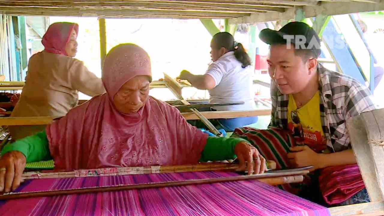 
					Keunikan Kampung Tenun Warna-Warni Bau-Bau Memanjakan Mata
					