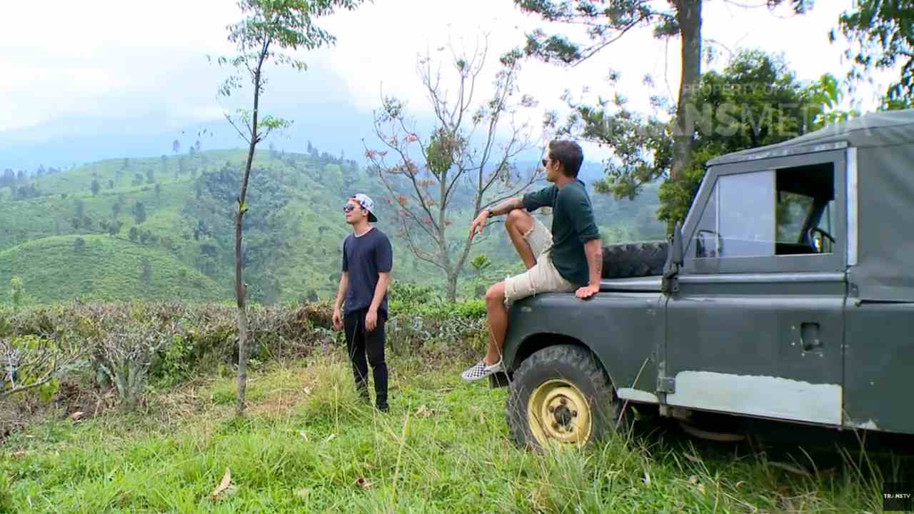 
					Bentang Hijau di Kebun Teh Cikalong Wetan Memanjakan Mata
					