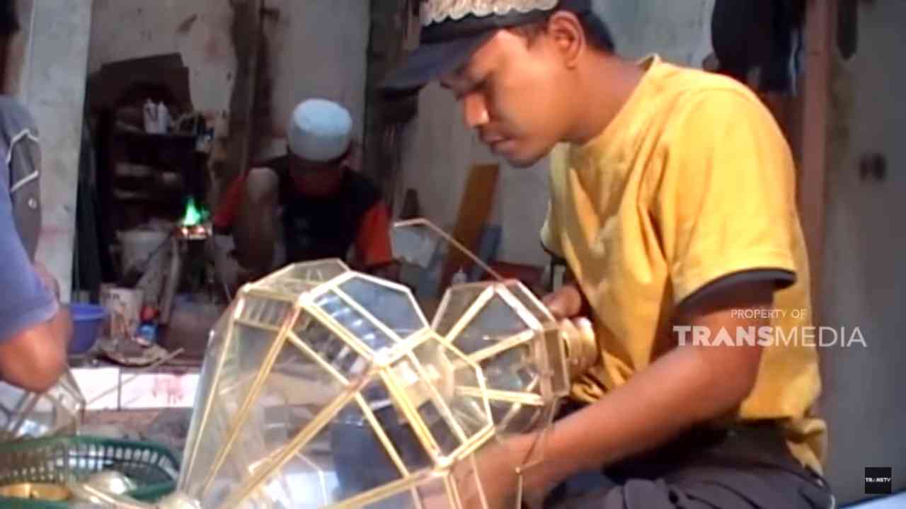 
					Melestarikan Kerajinan Tangan Cianjur Lampu Gentur yang Penuh Makna
					