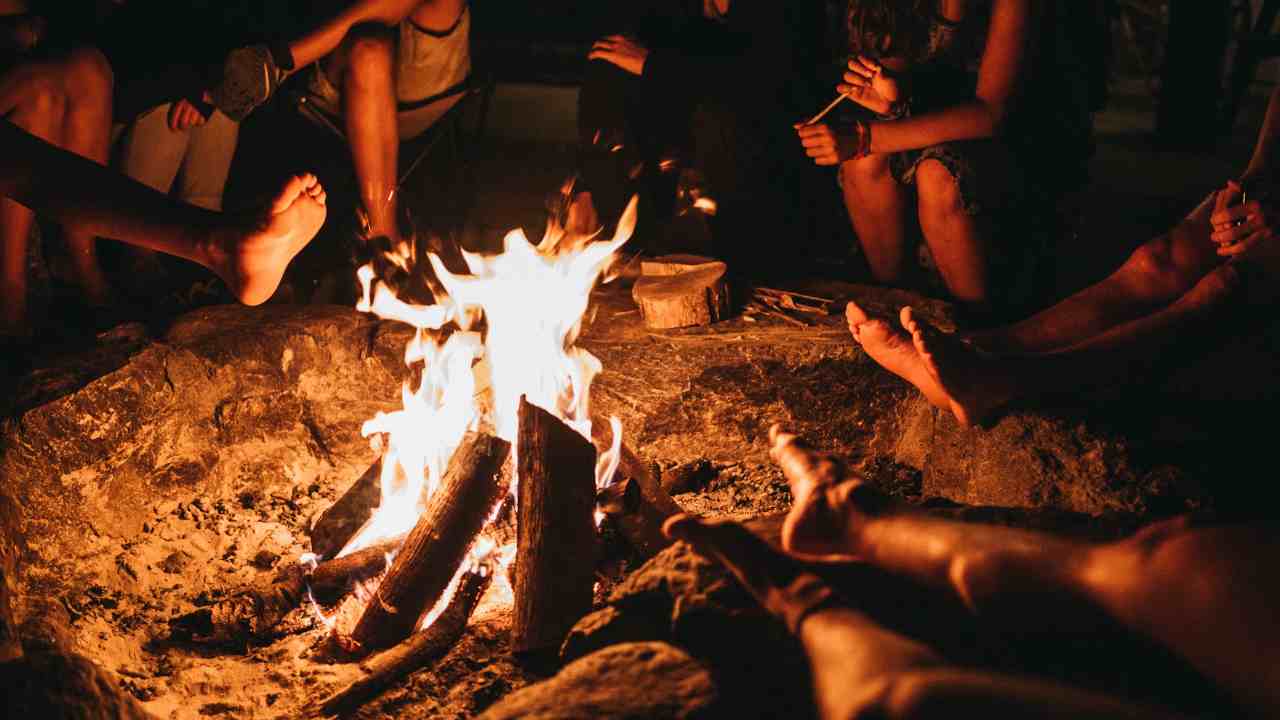 
					Membuat Api Unggun Saat Camping Makin Berarti dengan Kegiatan ini
					