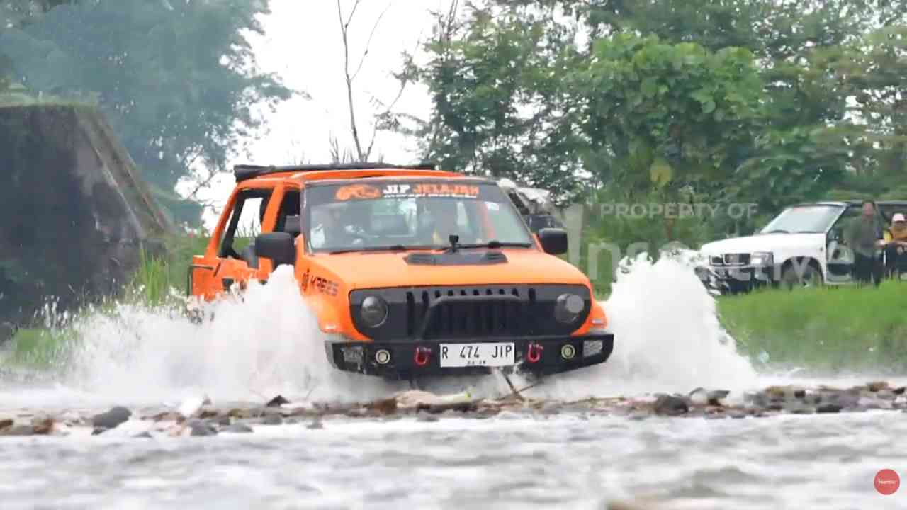 
					Membelah Sungai di Grojogan Kapuhan Magelang dengan Jeep Tangguh
					