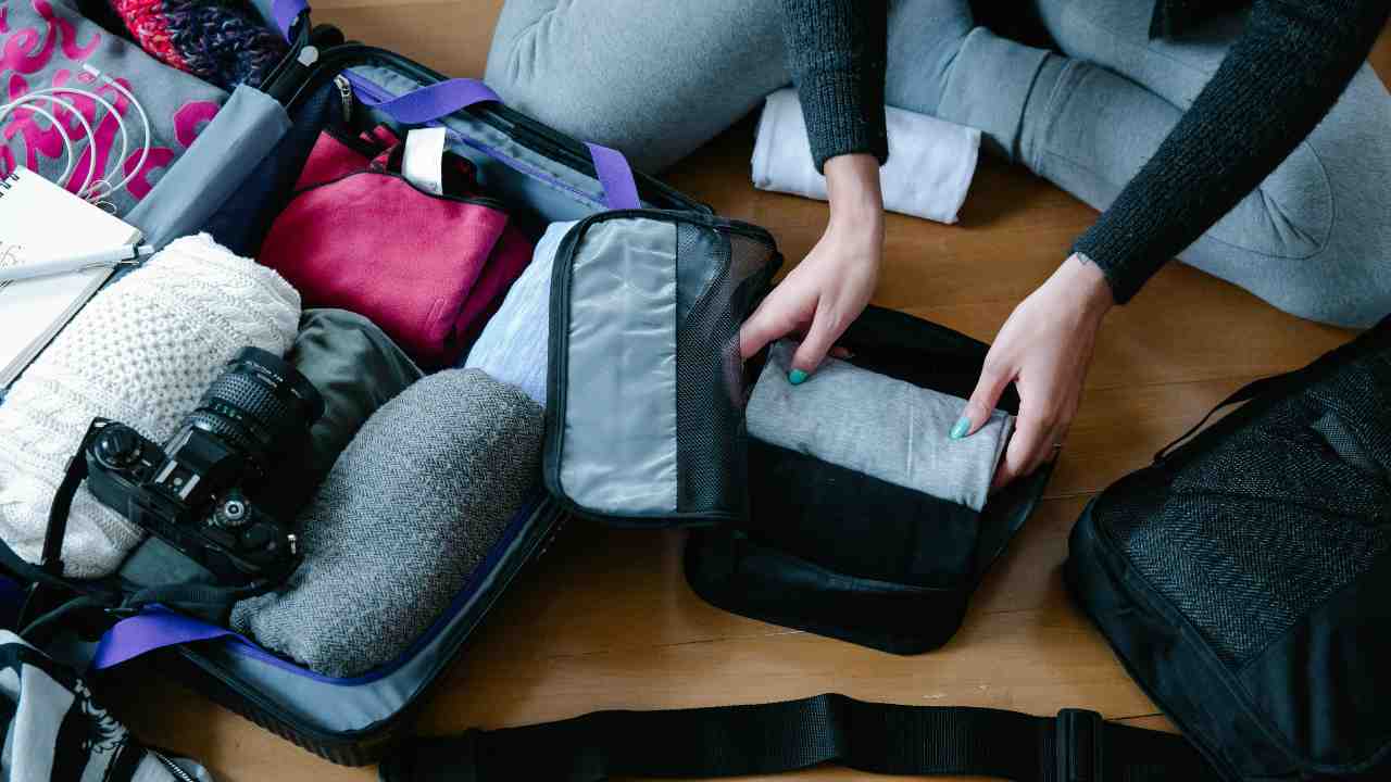 
					Tips Packing Minimalis untuk Traveling yang Nyaman Tak Memberatkan
					