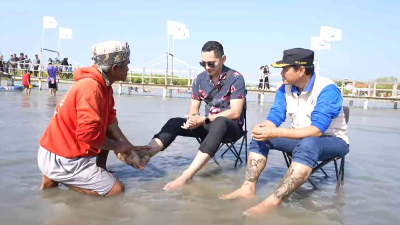 Informasi Wisata Indonesia dan Luar Negeri : 
					Pantai Kejawanan Cirebon, Destinasi Unik dengan Layanan Pijat Refleksi
					