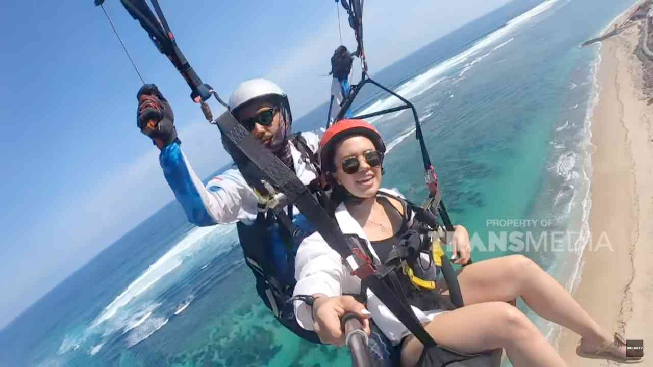 pemandangan pantai pandawa dari ketinggian saat paralayang