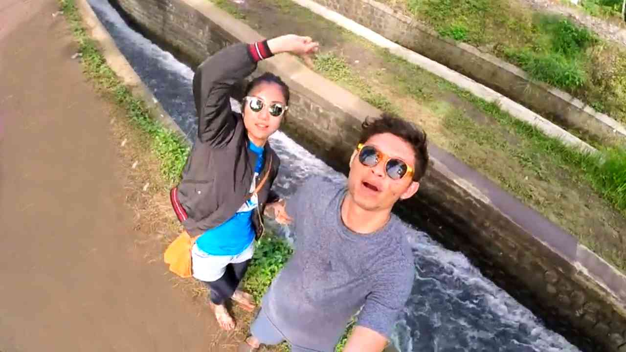 Tempat Wisata Hits yang Wajib Dikunjungi : 
					Bermain di Parit Abangan Lombok, Menikmati Indahnya Sawah Hijau
					