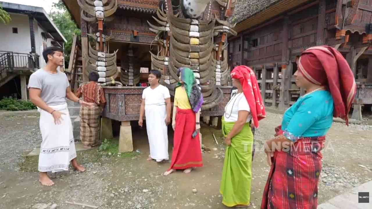 Tempat Wisata Hits yang Wajib Dikunjungi : 
					Passura Toraja sebagai Media Bercerita Menyampaikan Status Sosial
					