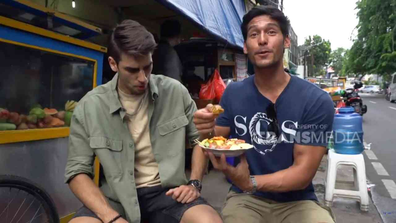 
					Sensasi Rujak Buah Segar, Pedas Manis Asam Gurih dalam Satu Cobek
					