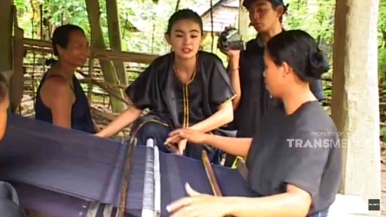 
					Suku Kajang Selalu Bertemankan Pakaian Serba HItam Penuh Filosofi
					