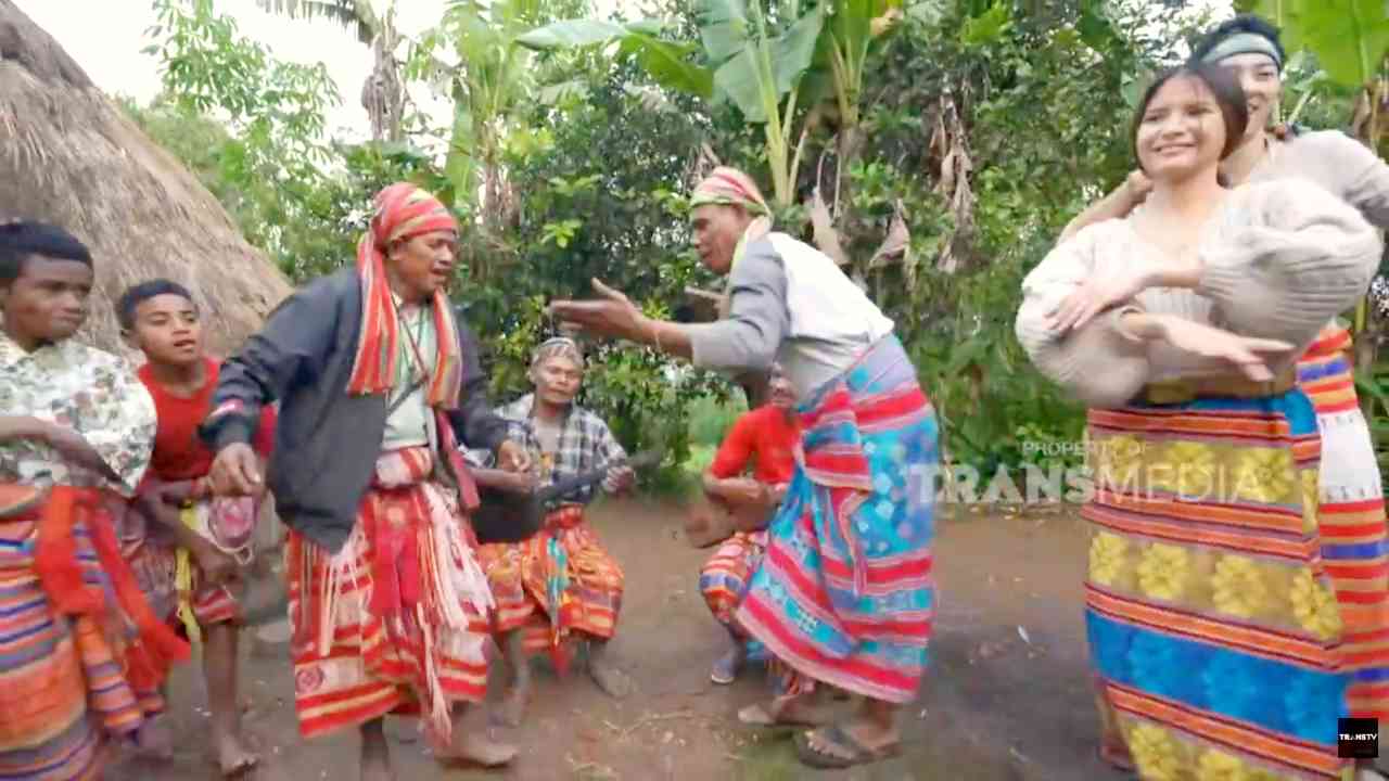 
					Kearifan Lokal Fatumnasi Menyambut Kedatangan Pahlawan
					