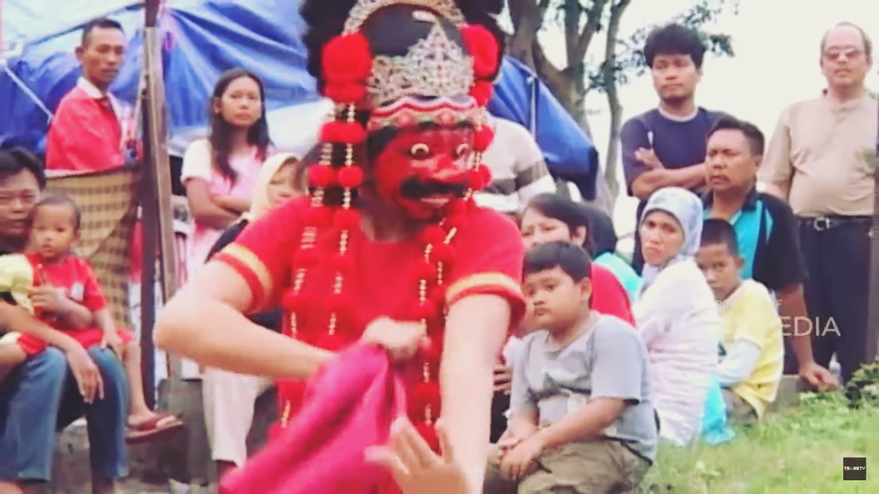 Rekomendasi Liburan Seru : 
					Tarian Topeng Cirebon, Seni Pertunjukan yang Perlahan Meredup
					