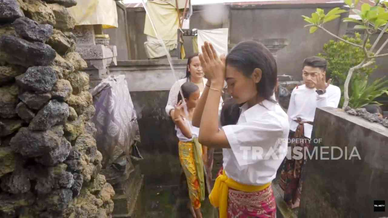 
					Tradisi Melukat di Bali ,Mencari Ketenangan Batin Melalui Air Suci
					